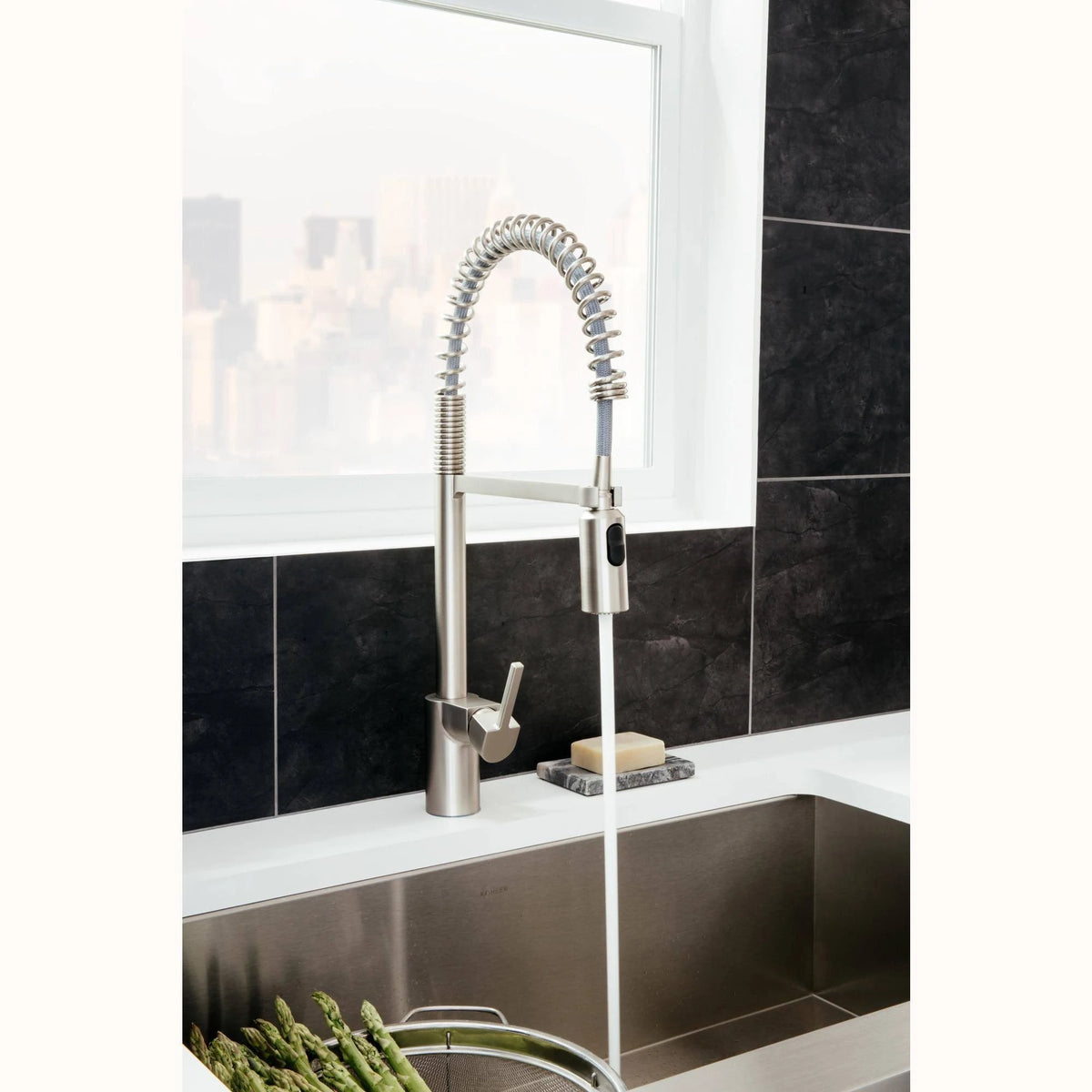 Black One-Handle Pulldown Kitchen Faucet T16554