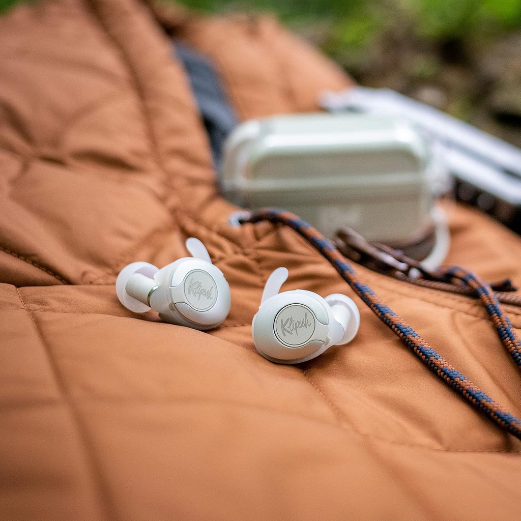 White True Wireless Sport Earphones with Wireless Charging Case F774