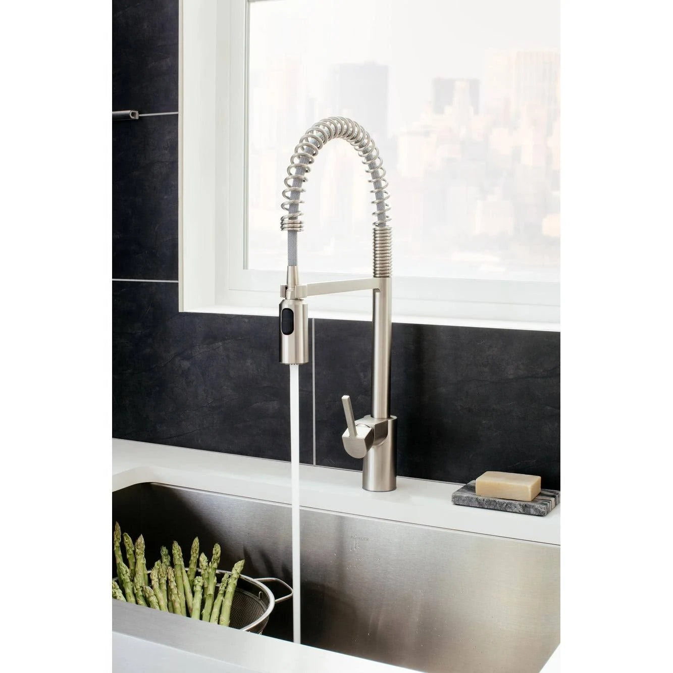Black One-Handle Pulldown Kitchen Faucet T16554