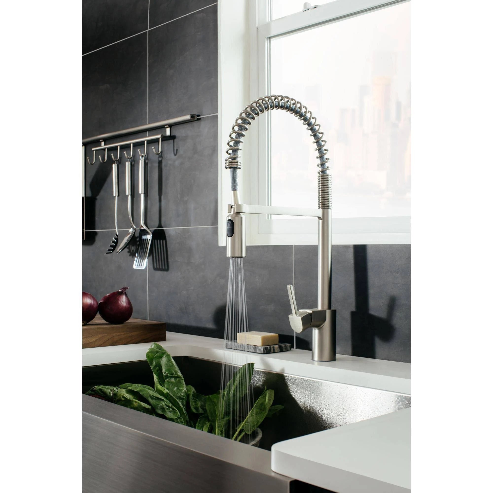 Black One-Handle Pulldown Kitchen Faucet T16554