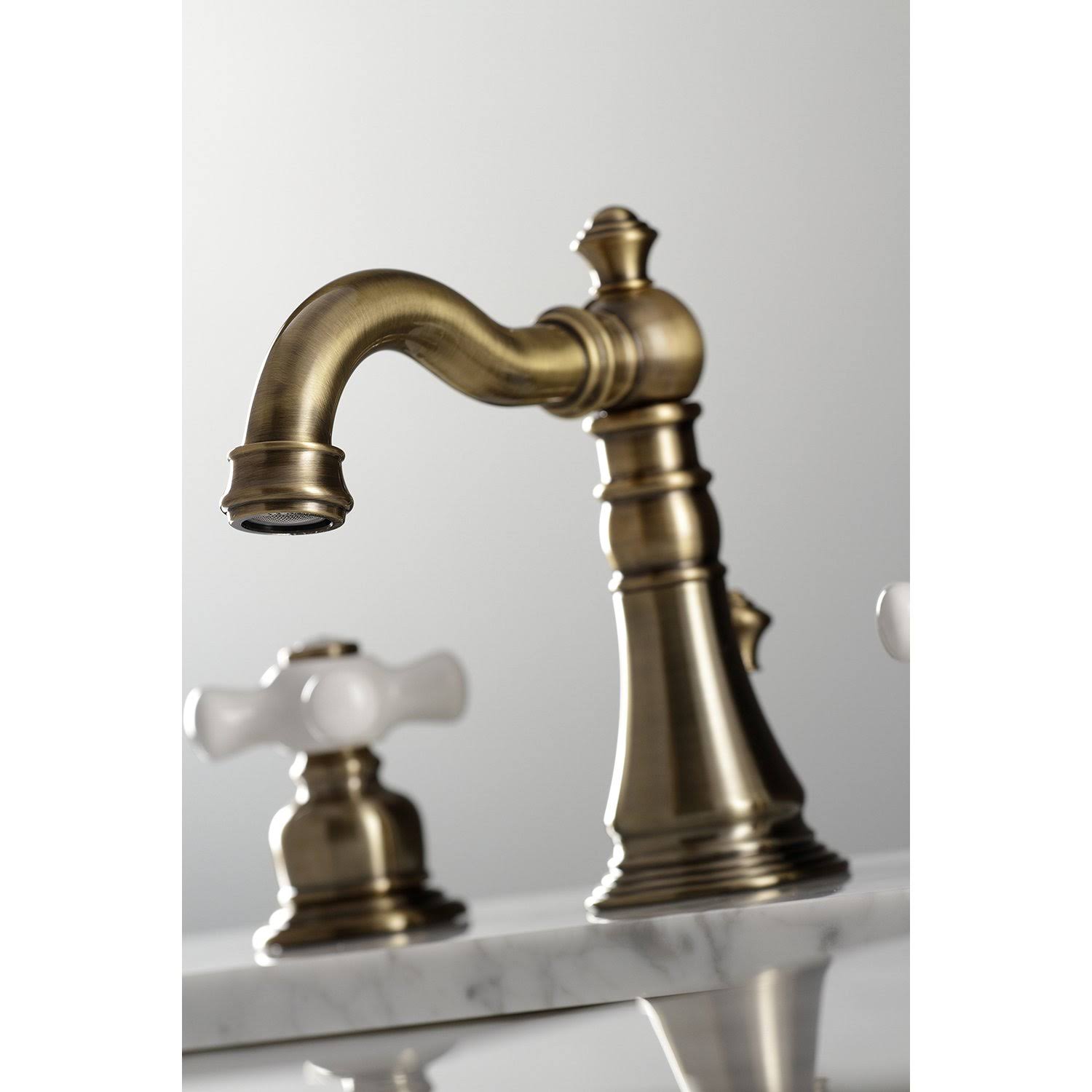 Polished Brass Widespread Bathroom Faucet M88123