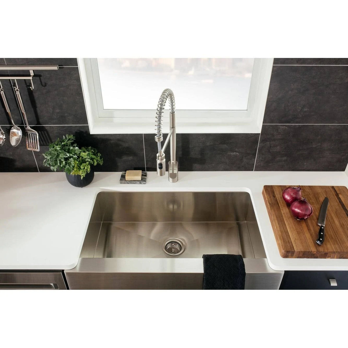 Black One-Handle Pulldown Kitchen Faucet T16554