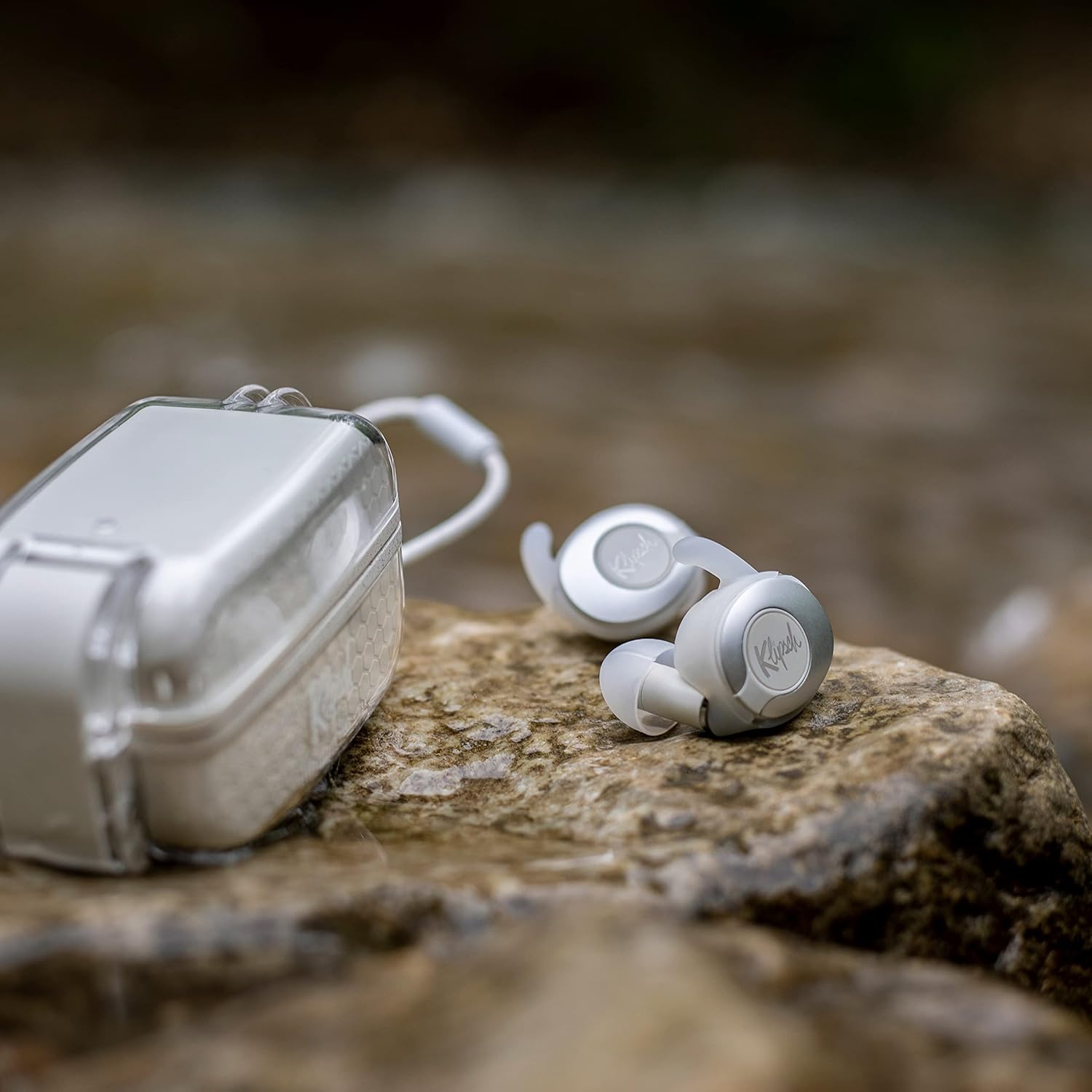 White True Wireless Sport Earphones with Wireless Charging Case F774